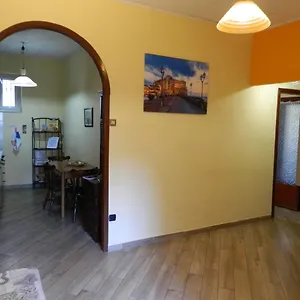 La Casetta Arancione Nell'aeroporto Di דירה